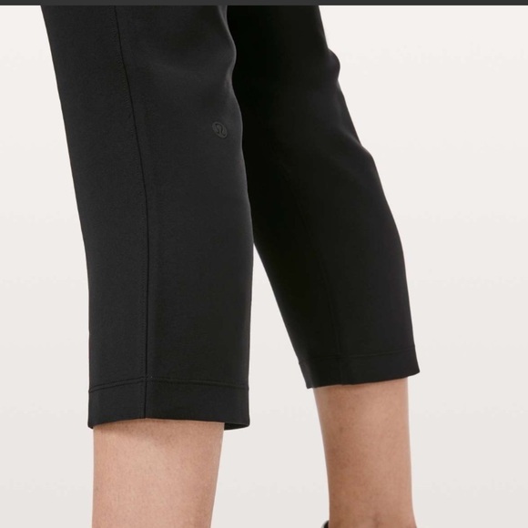 Lululemon On The Fly Crop *Woven 23" Black Sz 2 - Picture 5 of 12
